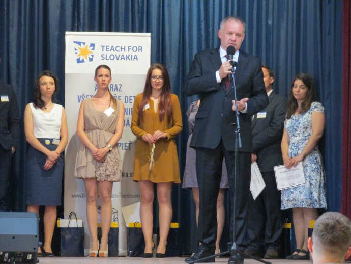 Prvých absolventov Teach for Slovakia ocenil prezident Andrej Kiska. Foto N - Zuzana Dzurdzíková