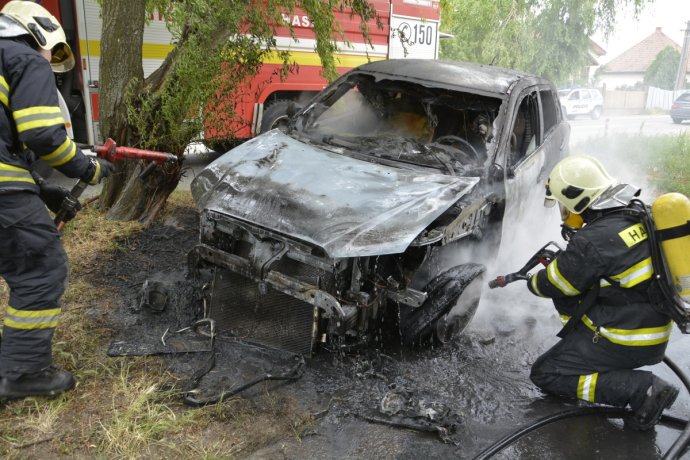 Podpálené auto sereďského novinára Miloša Majka. Foto – hasiči