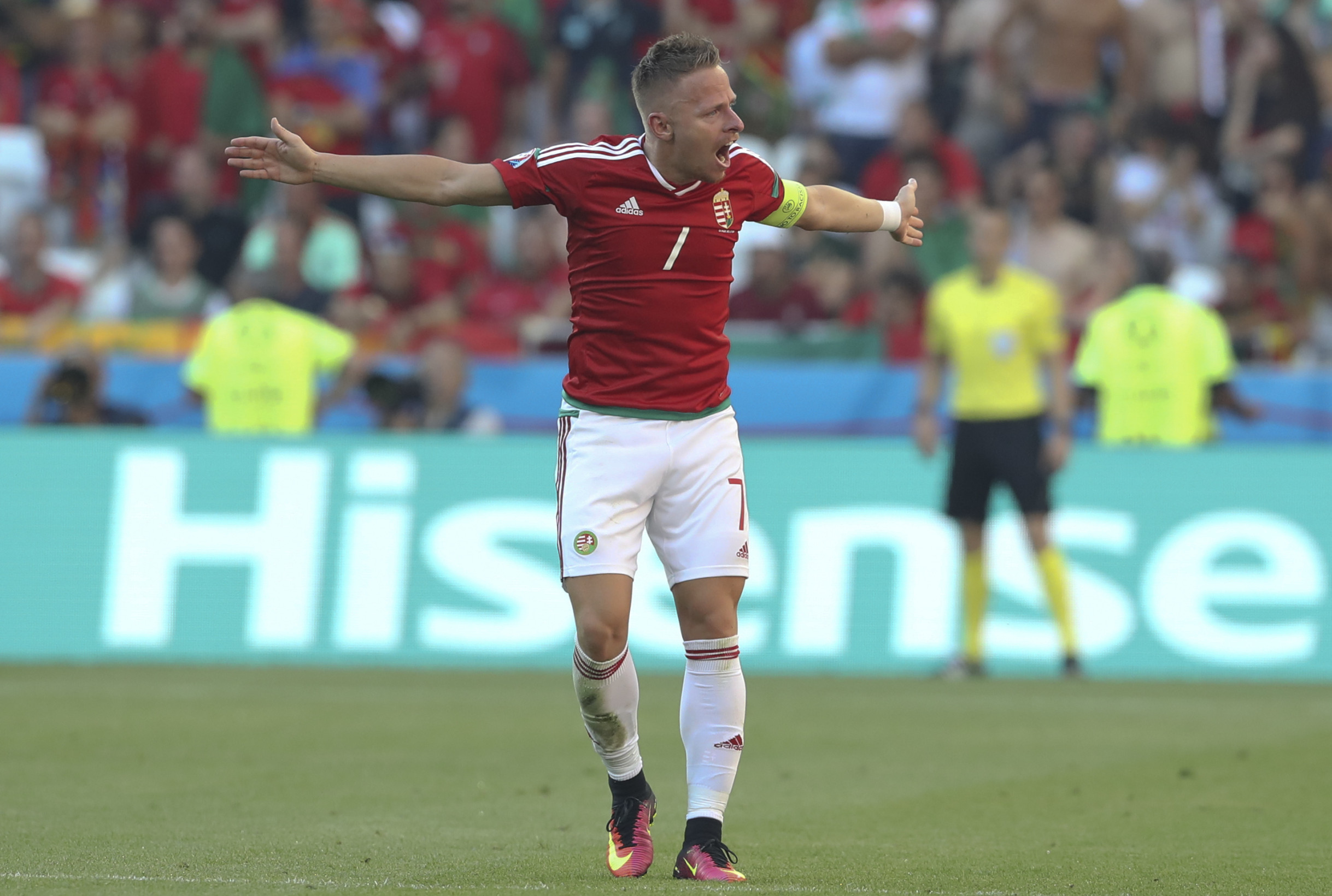 Maďarská Balazs Dzsudzsak celebrates after scoring his side's second goal during the Euro 2016 Group F soccer match between Hungary and Portugal at the Grand Stade in Decines-­Charpieu, near Lyon, France, Wednesday, June 22, 2016. (AP Photo/Laurent Cipriani)