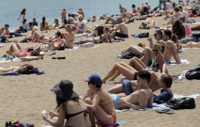 Španielske pláže sú už pred sezónou zaplnené dovolenkármi. Foto - TASR/AP
