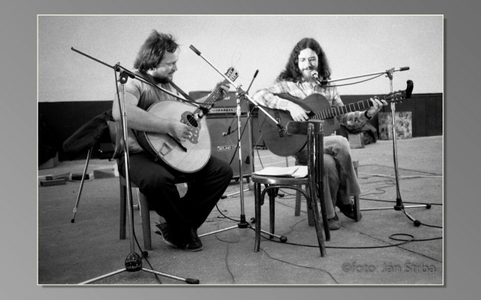 Jaroslav Hutka a Fedor Frešo na Koncerte mladosti 1977. Foto – Ján Štrba