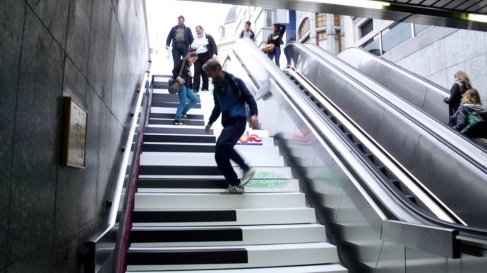 Zábava z chôdze po bruselských hrajúcich schodoch ľudí motivuje ísť pešo. Vďaka tomu pestujú svoje zdravie. Reprofoto - Youtube.