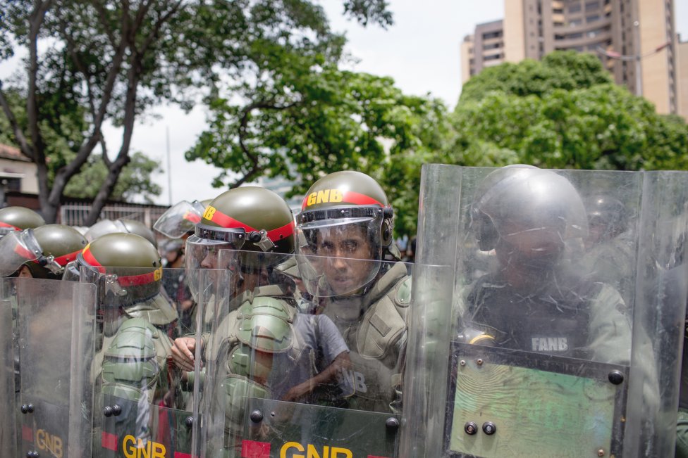 Národná bolívarská garda v Caracase pravidelne potláča protivládne demonštrácie, inokedy bezdôvodne tyranizuje ľudí. Foto – Washington Post/Alejandro Cegarra