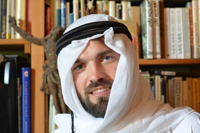 Antonín Kolář v tradičnom arabskom odeve, v ktorom prišiel aj na prvú hodinu do svojej triedy. Foto - Facebook/Antonín Kolář