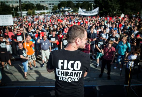 Igor Matovič na proteste pred úradom vlády. Foto N – Tomáš Benedikovič
