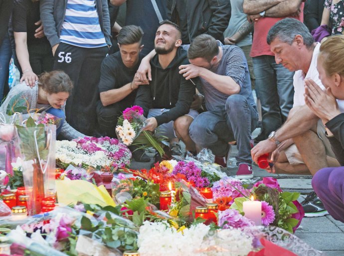 Pred obchodným centrom Olympia v Mníchove, kde zabil mladý Nemec deväť ľudí a potom seba. Foto – TASR/AP