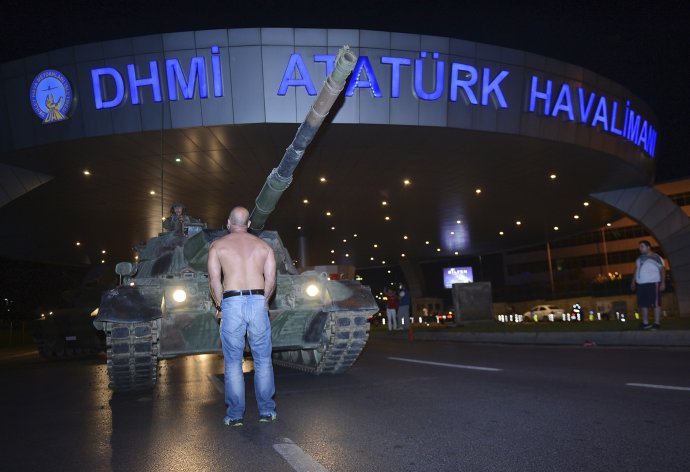Muž bráni prechodu tanku pred vchodom na letisko v Istanbule. Foto – AP