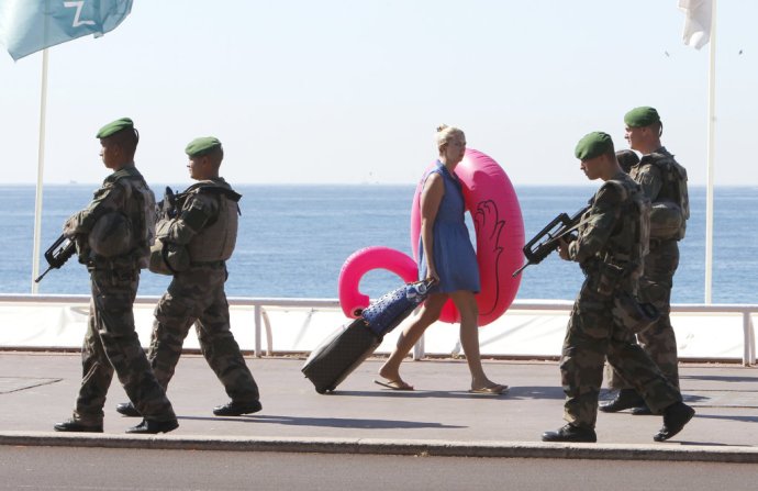 Vojenské hliadky na Anglickej promenáde v Nice. 14. júla tam tuniský útočník zabil 84 ľudí. Foto – TASR/AP