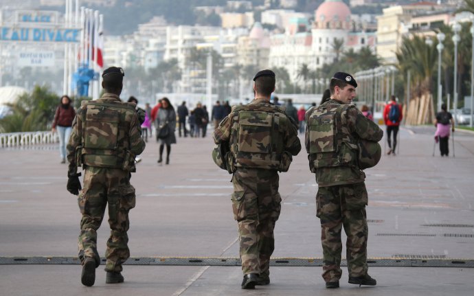 Francúzski vojaci hliadkujú na promenáde Promenade des Anglais v meste Nice. Ich počet v uliciach krajiny sa mal znížiť z 10 na 7 tisíc, posledný atentát to zmenil. Zdroj: TASR