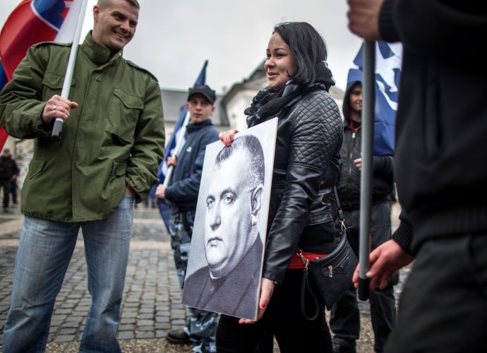 Bratislava, 14. 3. 2015. Pochod neonacistov pod názvom Pochod za samostatné Slovensko. neonacisti Slovenská pospolitosť nacisti fašisti antifašisti demonštrácia pochod Jozef Tiso Foto N - Tomáš Benedikovič