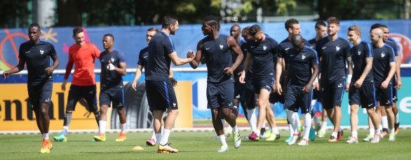 Francúzske mužstvo pri tréningu pred finále s Portugalskom. Foto - ap