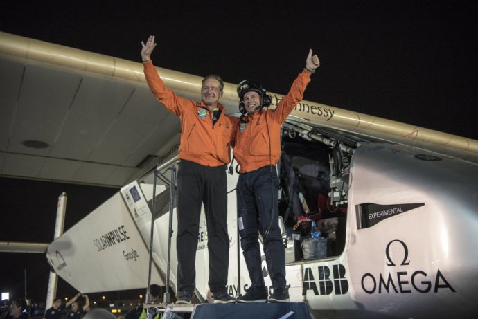 Bertrand Piccard a André Borschberg po pristátí v Abú Zabí. Foto: Christophe Chammartin/AP