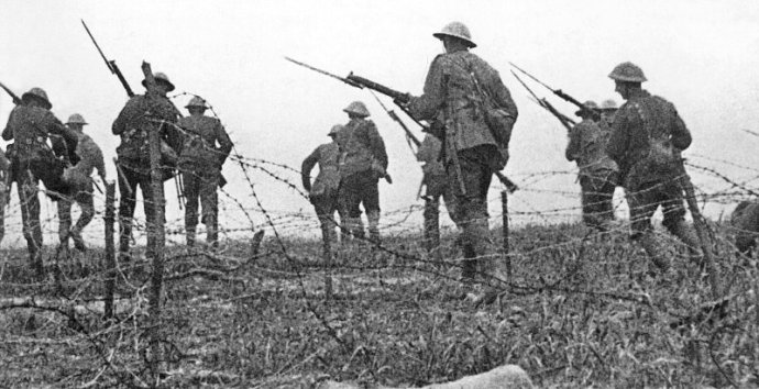 Britskí vojaci počas útoku. Záber nie je autentický, pochádza z propagandistického filmu z roku 1916. Foto – Wikipédia