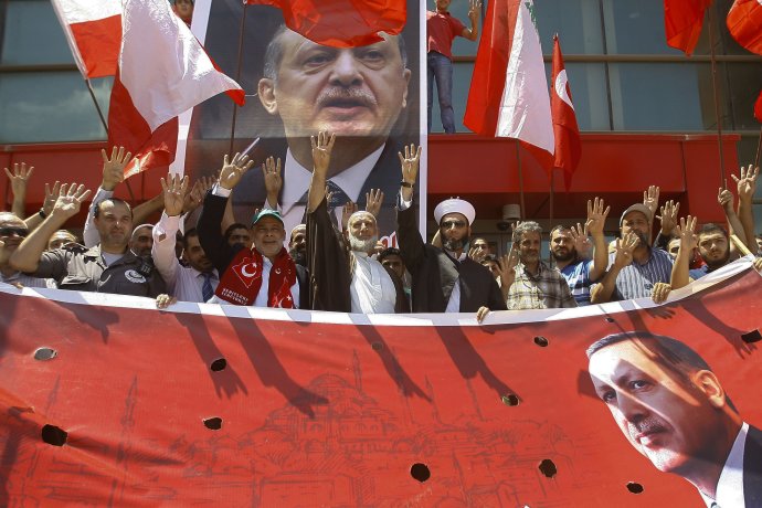 Tureckej vláde sa podarilo pučistov poraziť, prezident Erdogan začal s čistkami. Foto – TASR/AP