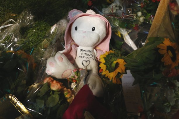 Bábika na pietnom mieste k obetiam teroristického útoku v Nice. Foto – TASR/AP