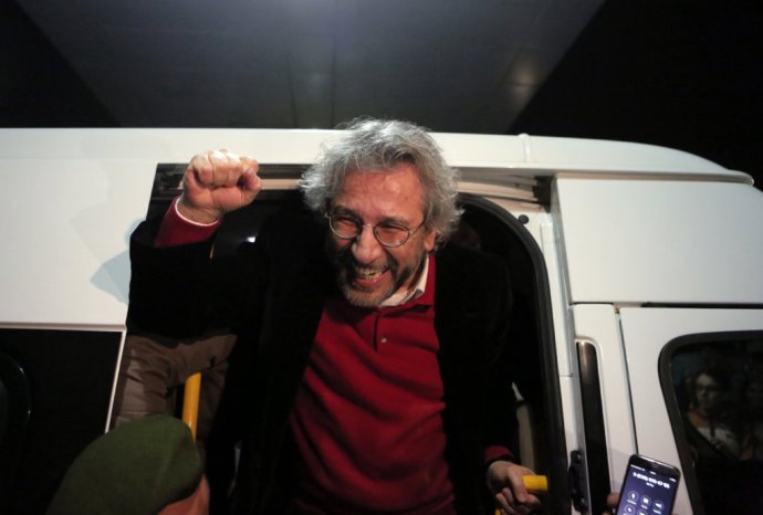 Šéfredaktor tureckého opozičného denníka Cumhuriyet Can Dündar po prepustení z väzenia. Z krajiny nakoniec ušiel. Foto – TASR/AP