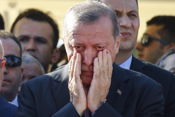 Turecký prezident Recep Tayyip Erdogan si utiera slzy počas pohrebu troch mužov, ktorí zahynuli pri pokuse o prevrat. FOTO – TASR/AP