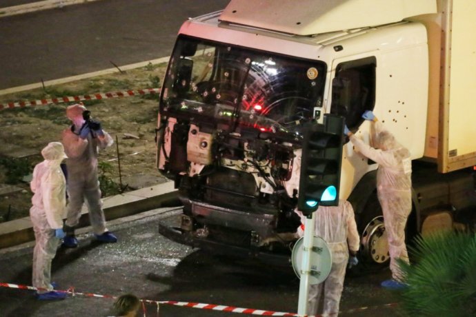 Kamión, ktorým zavraždil terorista na promenáde v Nice 84 ľudí. Foto – TASR/AP
