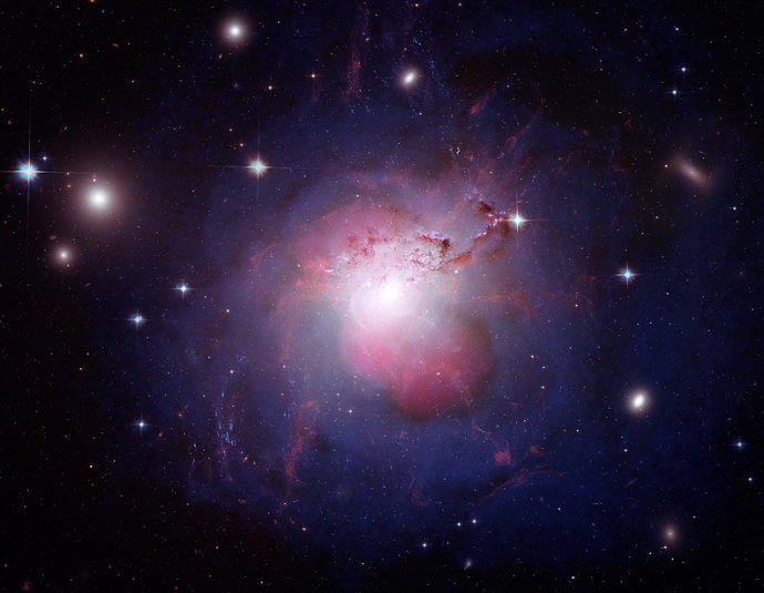 Stred kopy galaxií v súhvezdí Perzea. Foto – X-ray: NASA/CXC/IoA/A.Fabian et al.; Radio: NRAO/VLA/G. Taylor; Optical: NASA/ESA/Hubble Heritage (STScI/AURA) & Univ. of Cambridge/IoA/A. Fabian