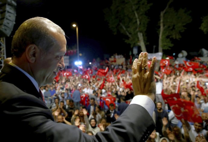 Erdogan a jeho stúpenci. FOTO – TASR/AP