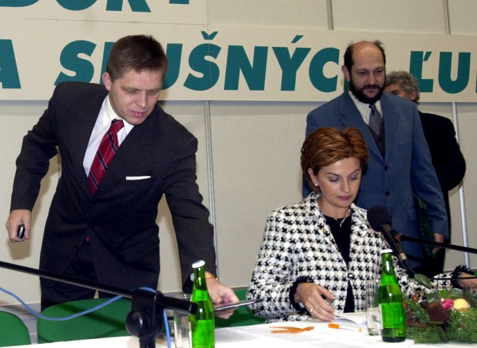 Robert Fico, Monika Beňová a Boris Zala spolu Smer zakladali. Na snímke sú pri druhom výročí Smeru v roku 2001. Foto – TASR