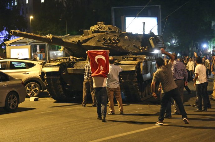 Tank obklopení civilistami v Istanbule. Foto – TASR/AP