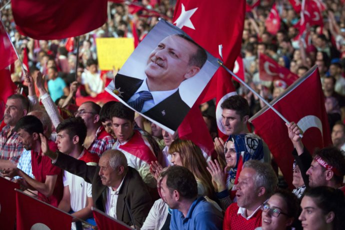 Erdoganovi stúpenci v uliciach. FOTO – TASR/AP