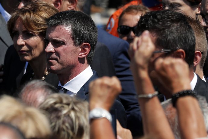 Francúzsky premiér Manuel Valls v Nice. Namiesto minúty ticha ho vybučali. Foto – TASR/AP