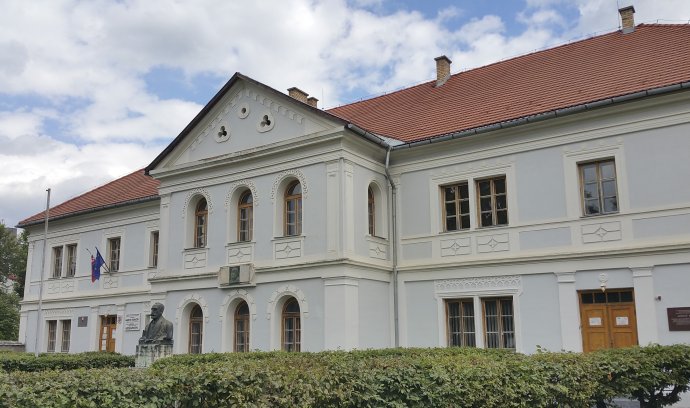 V budove Prvého slovenského gymnázia v Revúcej sídli Prvé slovenské literárne gymnázium. FOTO TASR