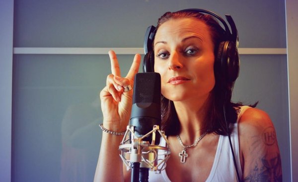 Radšej holé lebky ako utečenci, brojí česká hymna proti moslimom