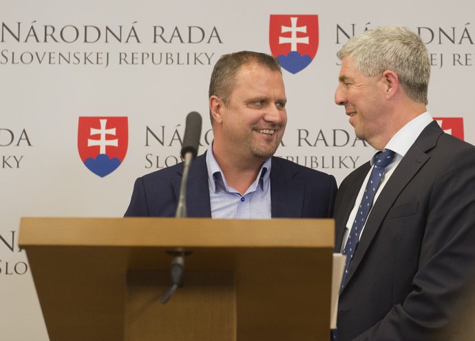 Predseda strany Most-Híd Béla Bugár a nový člen klubu Andrej Hrnčiar. Foto – TASR