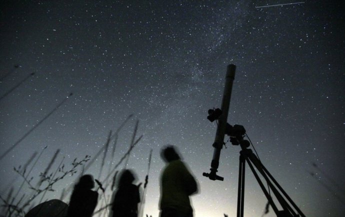 Astronómovia pozorujú na nočnej oblohe meteorický roj Perzeíd (2009). Foto – TASR/AP