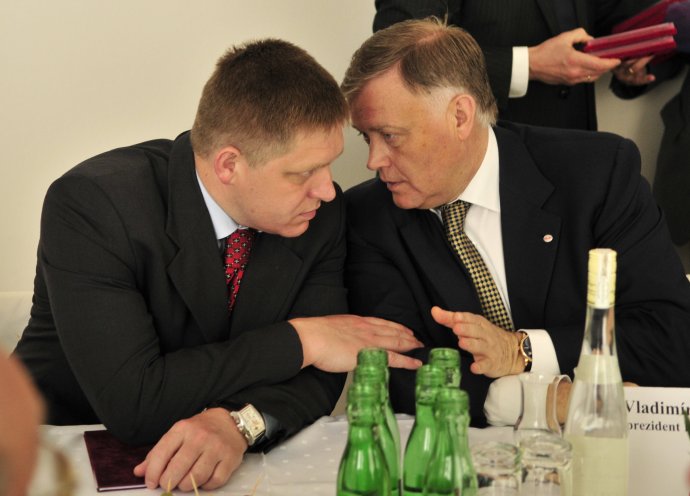 Robert Fico sa s Vladimirom Jakuninom stretol už niekoľkokrát, keď ako šéf ruských štátnych železníc lietal na Slovensko v súvislosti so spoločnými projektmi. Foto – TASR