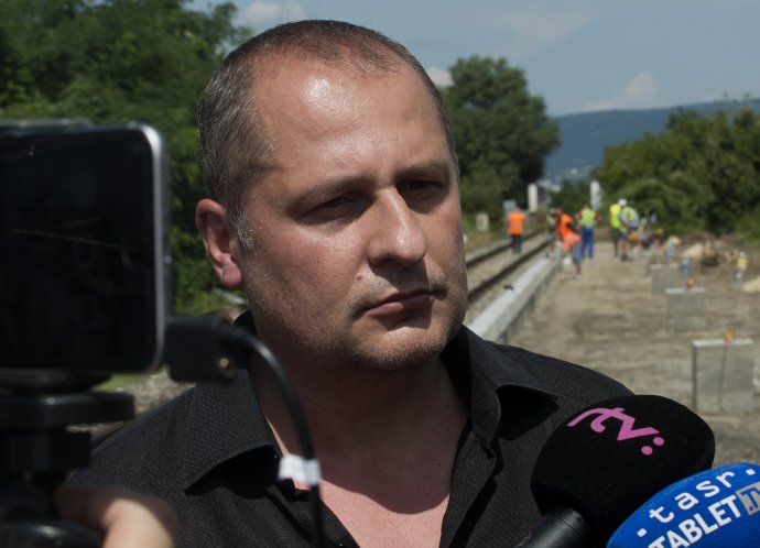 Starosta Vrakune Martin Kuruc tvrdí, že nová zastávka bude v prevádzke už od septembra. Foto - TASR