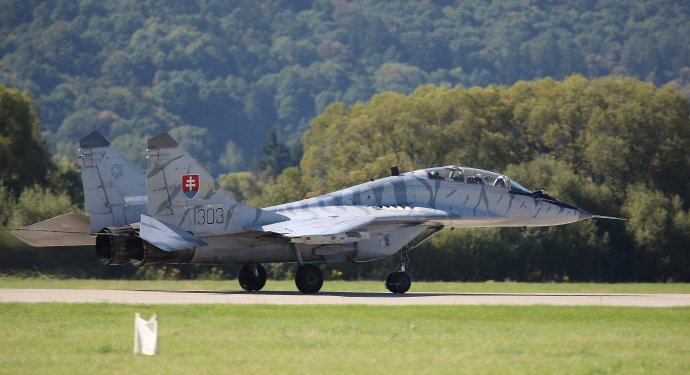 Slovenské vzdušné sily majú vo výzbroji deväť jednomiestnych a dve dvojmiestne stíhacie lietadlá MiG-29. Foto - TASR