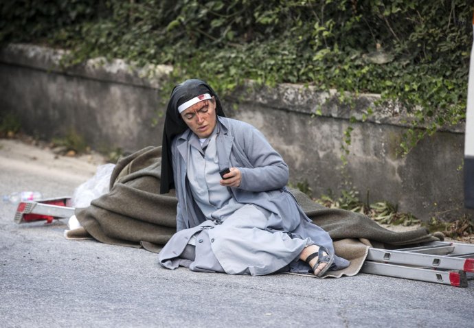 Mníška pri jednej z obetí zemetrasenia v Amatrice. Foto – TASR/AP
