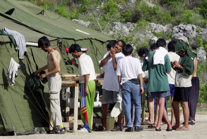 Migranti v utečeneckom tábore na ostrove Nauru. Foto – TASR/AP