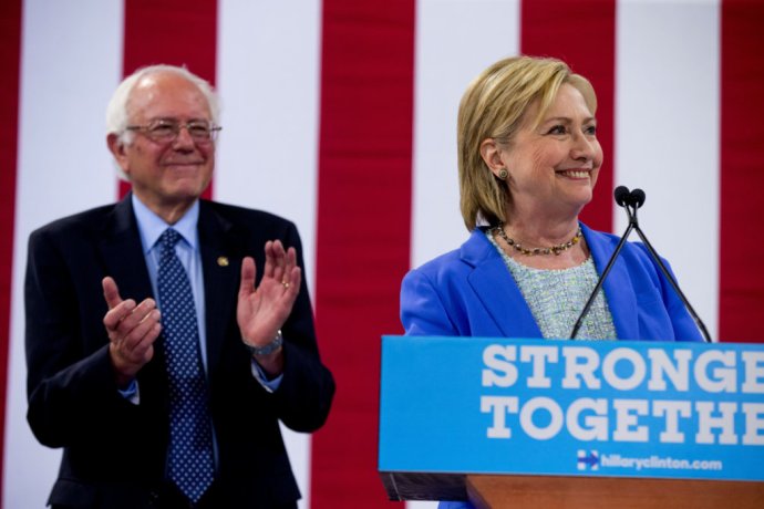 Hillary Clintonová a Bernie Sanders v júli 2016. Foto – AP