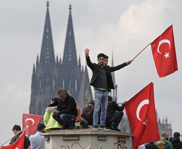 Tureckí demonštranti v Kolíne nad Rýnom. Foto: AP Photo/Martin Meissner