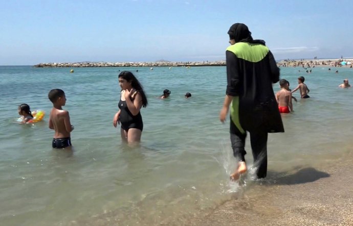 Zákaz moslimských plaviek burkiny platí na 15 plážach vo Francúzsku. Foto – TASR/AP