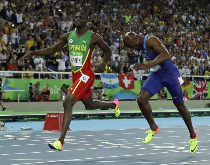 Kirani James z Grenady poráža Američana Merritta v behu na 400 m. Foto – AP