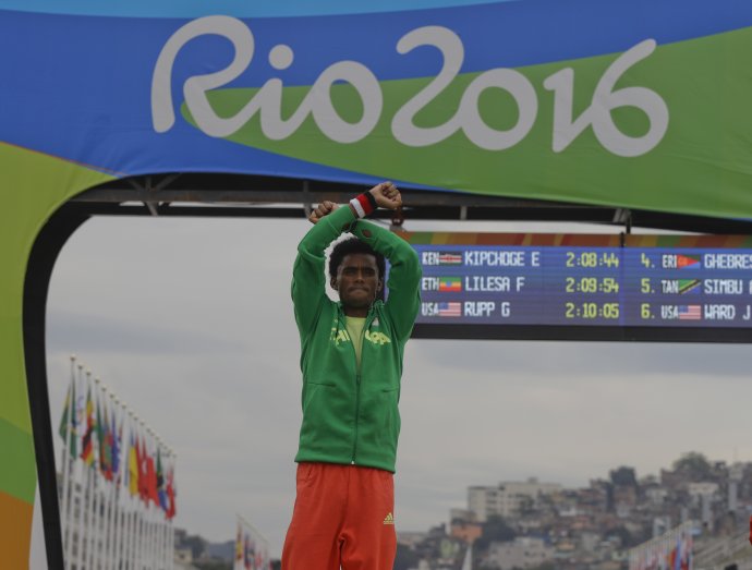 Feyisa Lilesa na stupňoch víťazov v Riu de Janeiro. Foto – AP