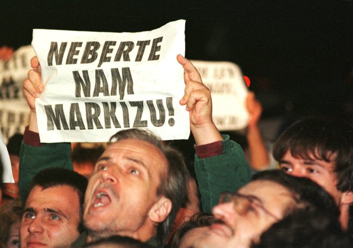 Protesty pred Markízou v roku 1998. Foto - TASR