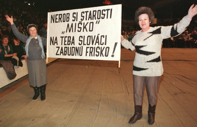 Priaznivci HZDS na mítingu na Pasienkoch so sloganom proti prezidentovi Kováčovi. Foto - TASR