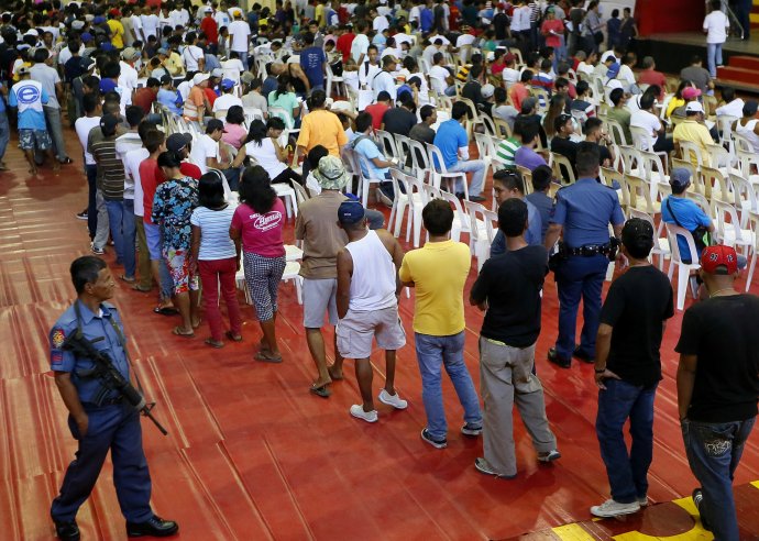 Viac ako tisíc obyvateľov mesta Tanuan sa zhromaždilo v telocvični, kde sa musia registrovať ako užívatelia drog. Foto - TASR/AP