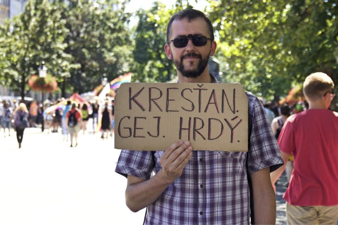 Fero z Gay-Christians Slovakia počas Dúhového Pridu. Foto – OSF/Rudolf Sivý