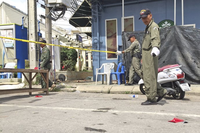 Vyšetrovatelia na jednom z miest výbuchu južne od Bankoku. FOTO - TASR/AP
