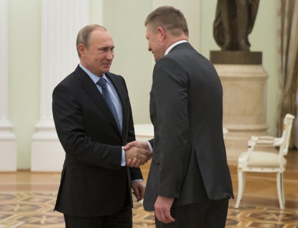 Fico bol u Putina vlani rovno dvakrát. Ani raz ho nekritizoval. Mlčal, aj keď ruské televízie vykresľovali sovietsku okupáciu Československa v roku 1968 ako bratský čin. Foto – TASR/AP