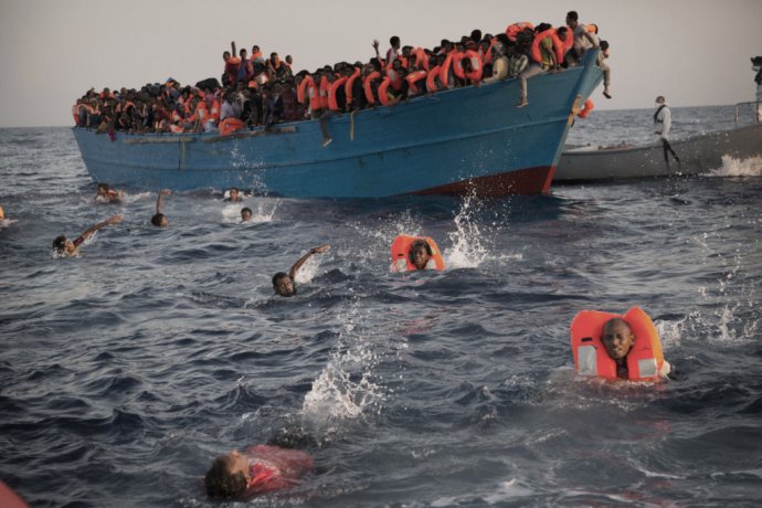 Záchranná akcia v Stredozemnom mori neďaleko Líbye. FOTO - TASR/AP