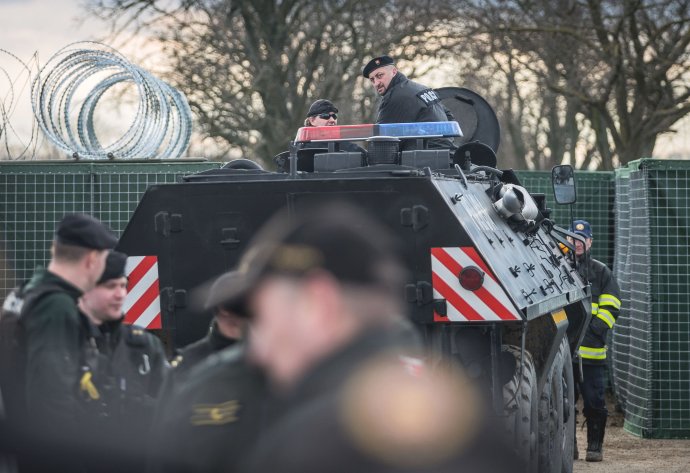 Pred voľbami premiér Fico a minister vnútra predstavili plot proti utečencom a vyzbrojených policajtov. Teraz policajti s útočnými puškami chodia po nákupných centrách. Foto N - Tomáš Benedikovič